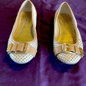 Anne Klein iflex flats size 8M- cream and tan